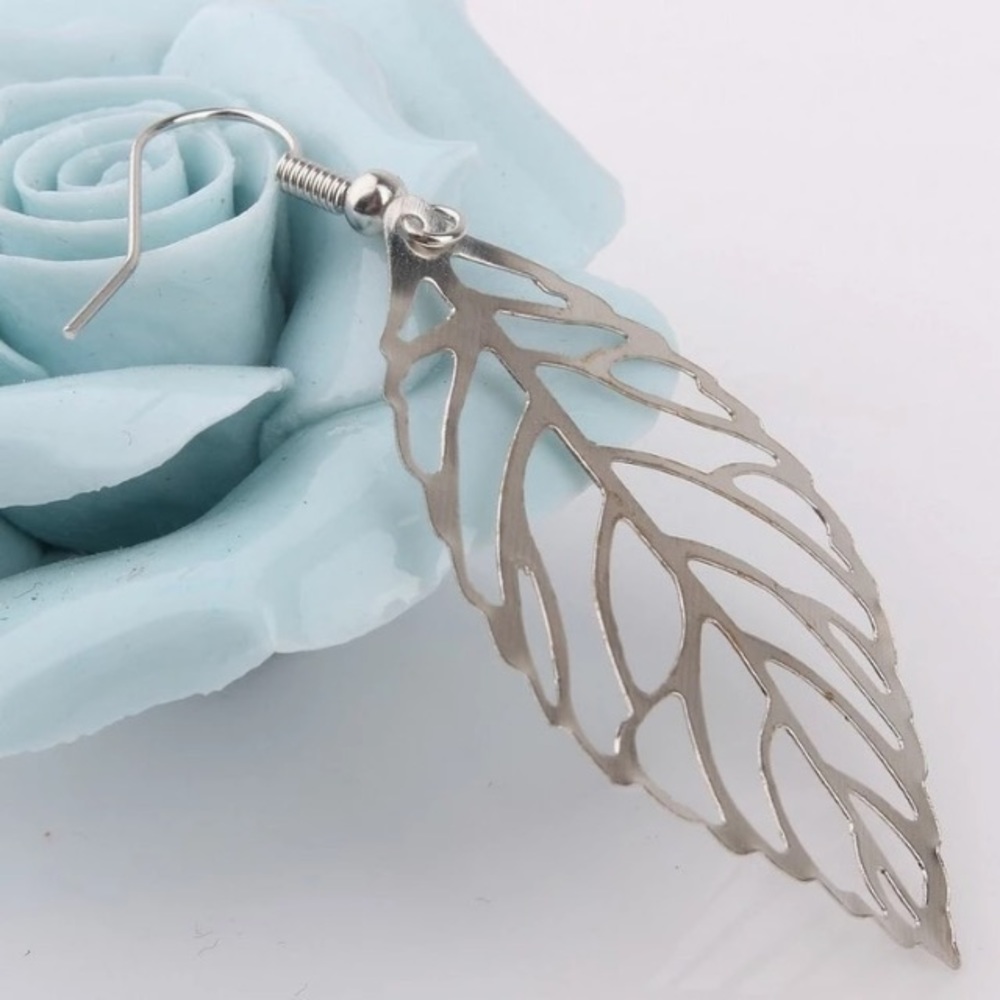NEW!💙💎LIGHT🍃DELICATE SILVERY CUT OUT LEAVES💎💙 - Picture 6 of 8